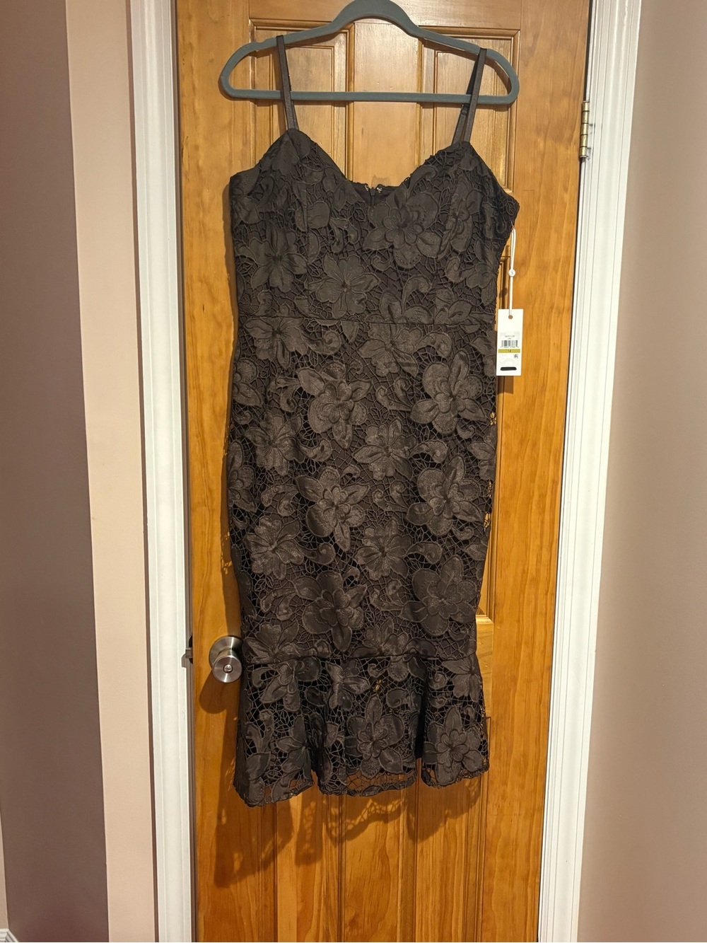 Floral Lace Midi Dress with Sweetheart Neckline - Black